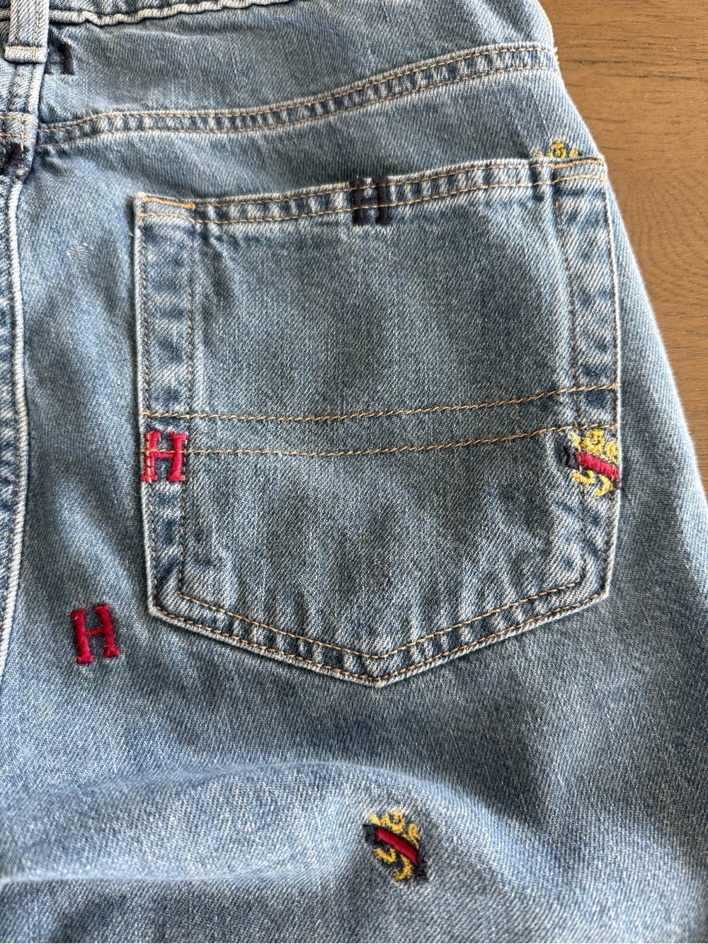 VTG Style Tommy Hilfiger Allover Embroidered Crest Monogram Boyfriend Jeans - Picture 9 of 9